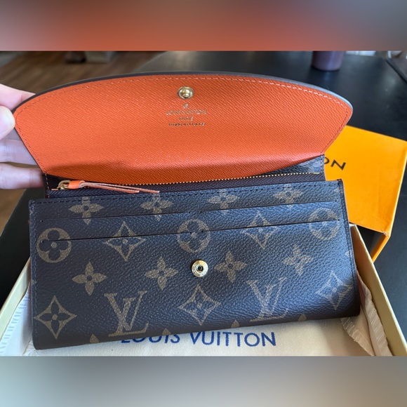 i am sell this beautiful wallet its in good condition and very good quality. - Picture 3 of 3